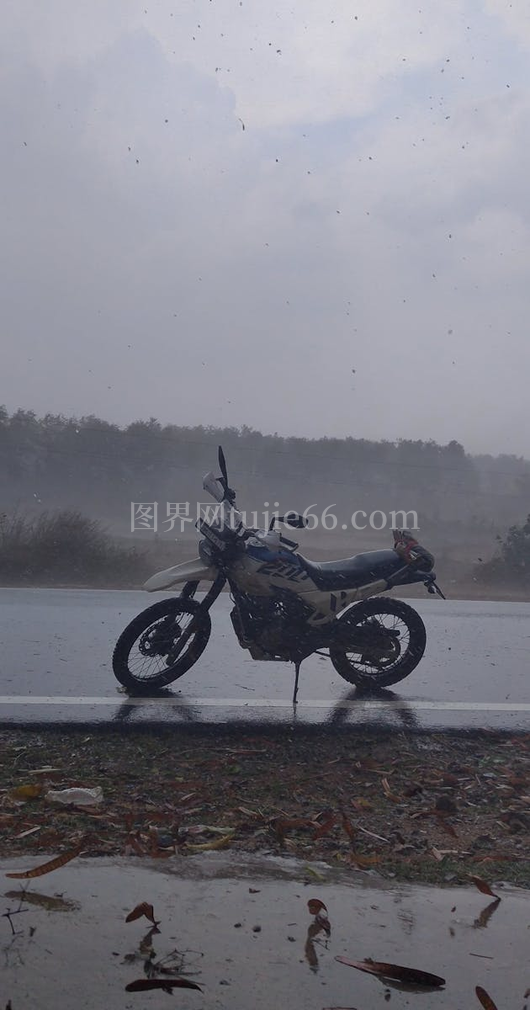 暴风雨席卷天际