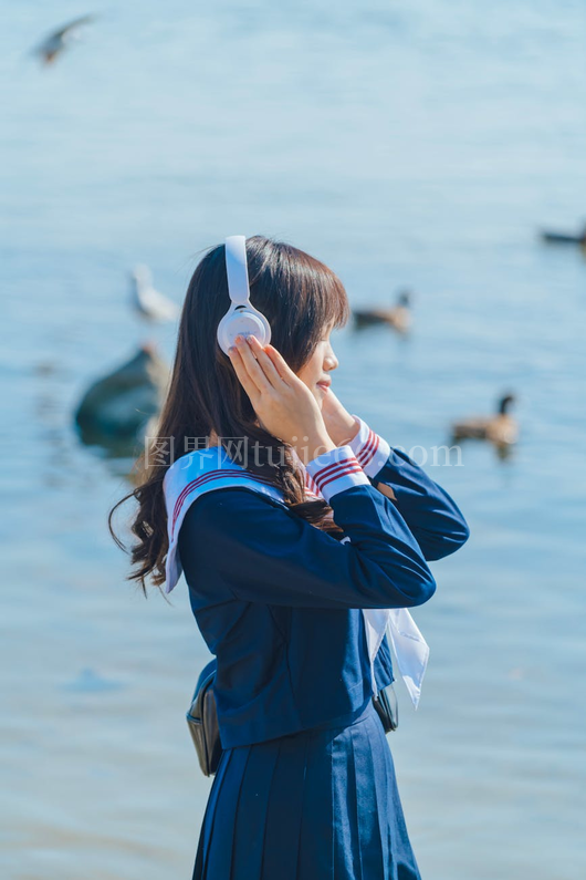 少女耳机湖畔时尚宁静