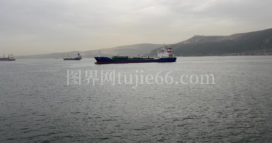 山畔碧波大船游