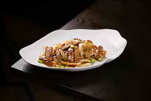 工作室环境白盘上美味亚洲炒菜蔬菜酱汁