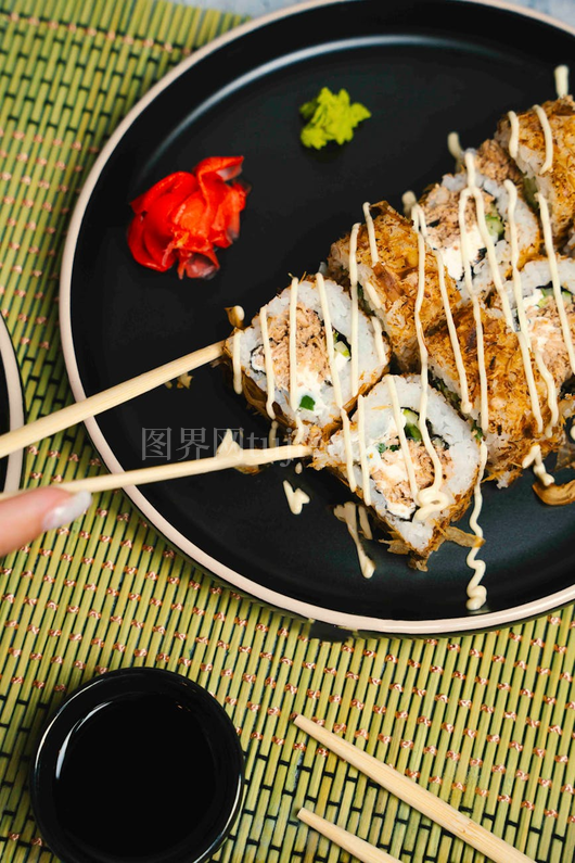 特写寿司卷黑盘芥末姜