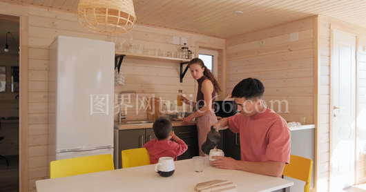 女性倒果汁入杯