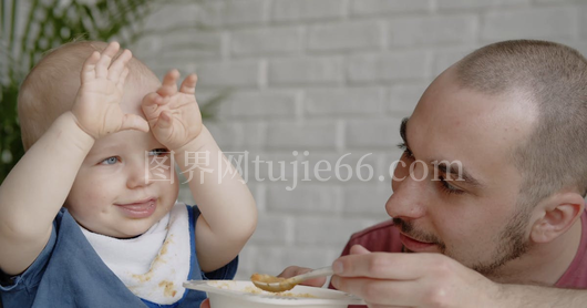 男子哺乳婴儿温馨瞬间