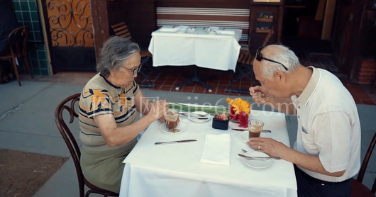 老年夫妇户外餐馆用餐图