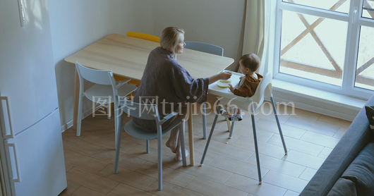 母爱哺乳亲子温情瞬间