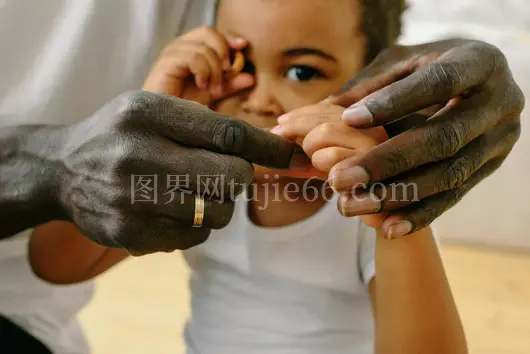 亲情瞬间，父亲手握幼童手心