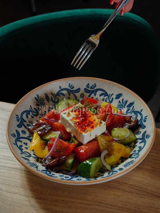 色彩丰富希腊沙拉新鲜蔬菜羊奶酪准备享用