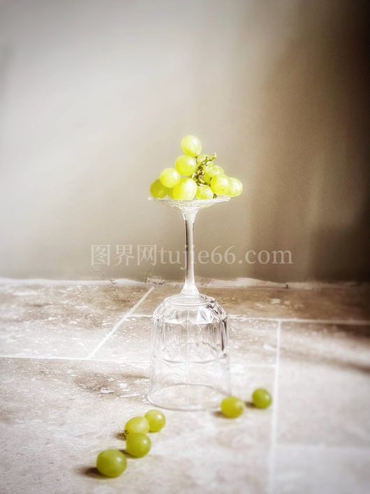 绿色葡萄倒置酒杯创意摆设背景简约
