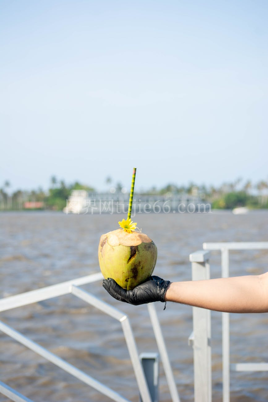 河边椰饮黑手套人物