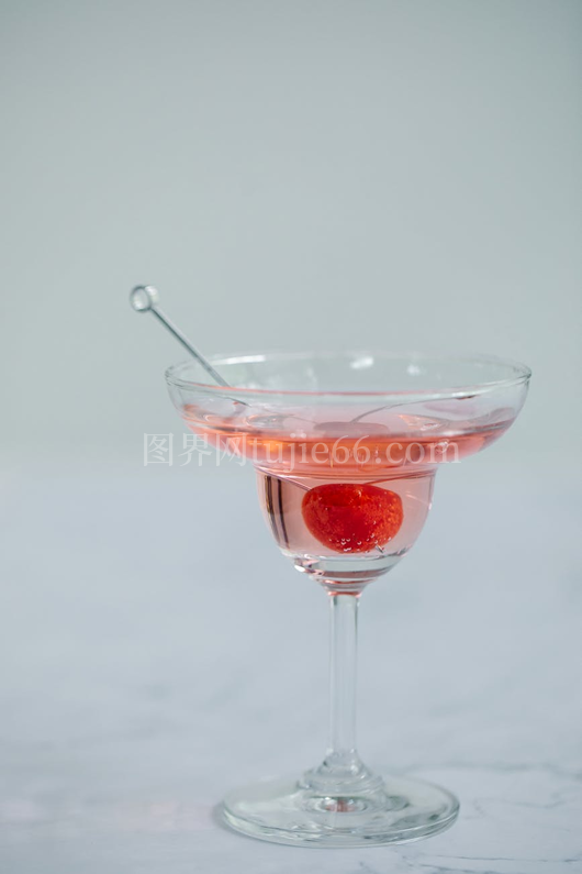 玛格丽塔酒杯粉红鸡尾精致饮品照
