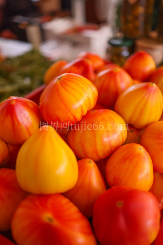 特写多彩 heirloom 番茄市场堆叠