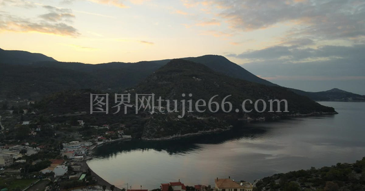 希腊沿海村庄黄昏空中景致