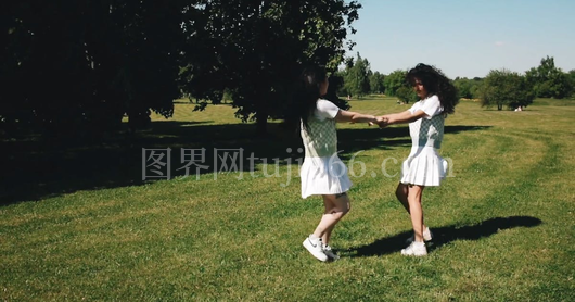 田野欢乐女孩嬉戏
