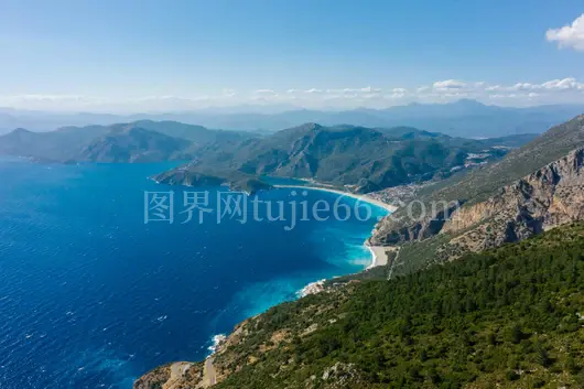 航拍沿海山脉遇晴空大海