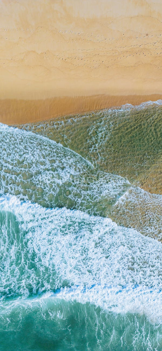 俯瞰沙滩海浪自然美