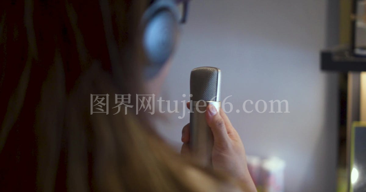歌手麦克风唱歌画面