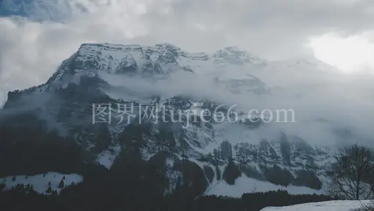 奥地利布卢登茨雪山冬日奇观