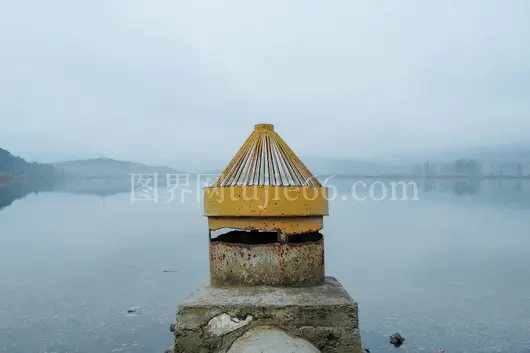 铁锈黄管静湖雾天映