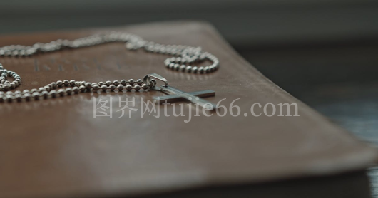 十字吊坠项链佩戴优雅