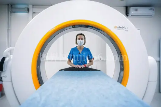护士蓝色口罩旁站MRI机准备扫描