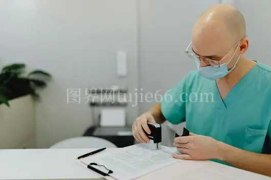 医护人员白大褂查阅文件办公桌前