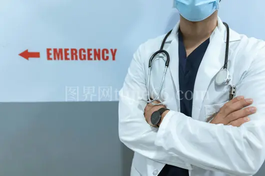 急诊室医护人员戴口罩听诊姿势