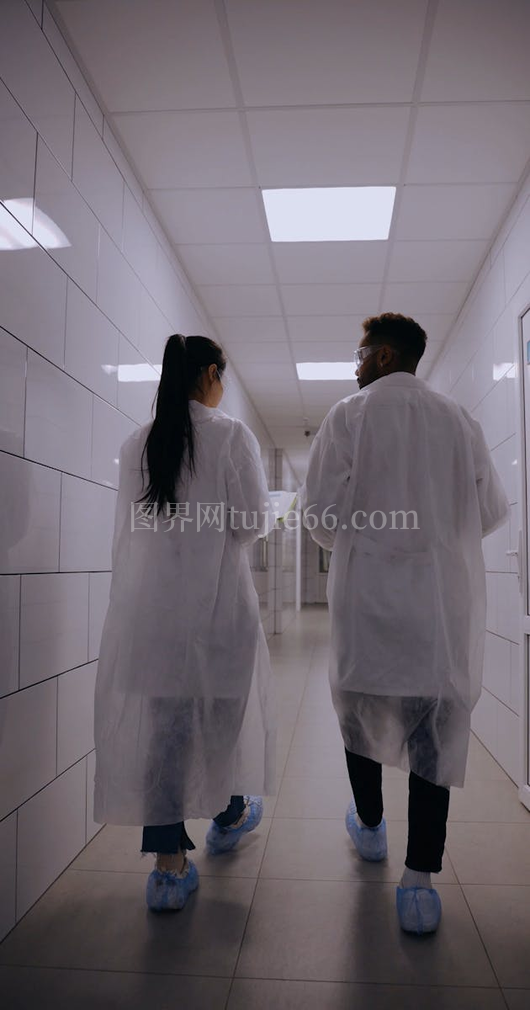 医护人员走廊行走瞬间
