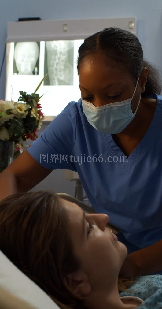 医护人员细心护理患者
