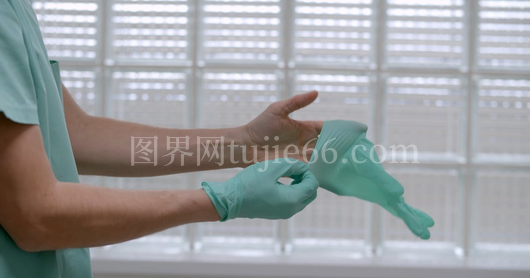 医护人员手戴手套工作