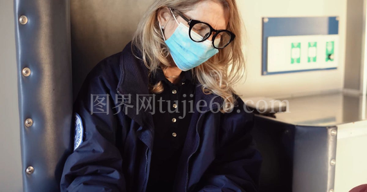 医护人员患者交谈场景