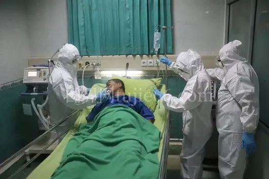 白衣男子病床休憩