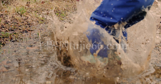 孩子洪水水上嬉戏