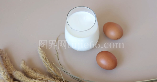 玻璃杯中一杯牛奶