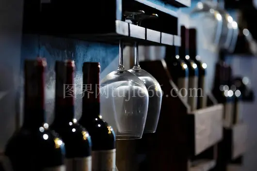 木质酒窖温馨酒杯酒瓶映衬