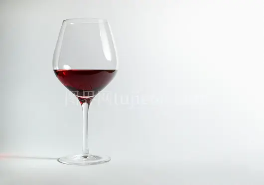 半满红酒杯设计背景