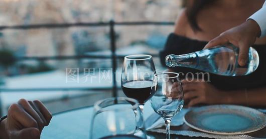 人物倒水入酒杯瞬间