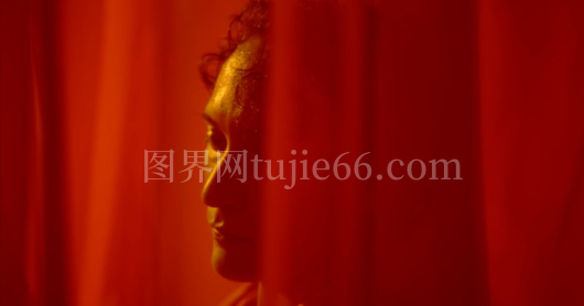 醉酒男子手握酒杯瞬间