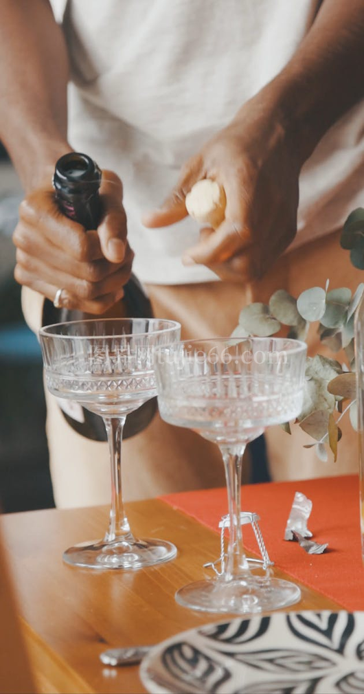 人物倒酒入酒杯瞬间