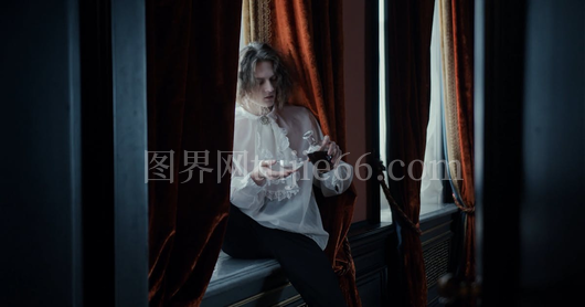 男子倒酒入酒杯瞬间