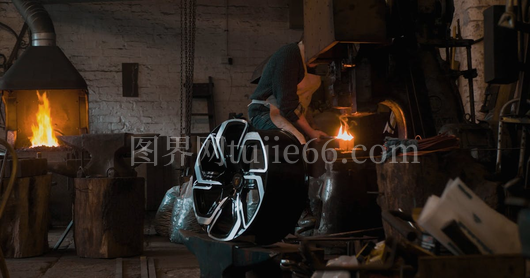 铁匠操作电力锤工作瞬间