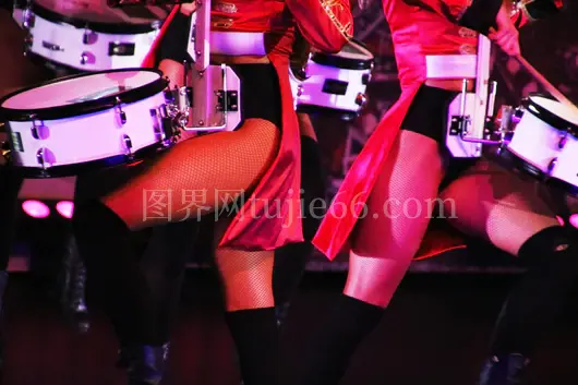 活力鼓队精彩表演服饰节奏动感十足