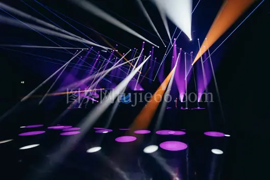 多彩灯光映衬夜色美