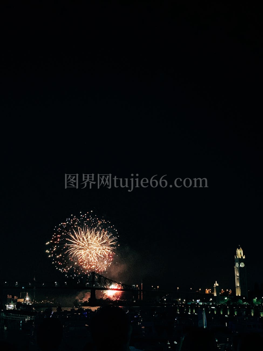 夜幕烟花映城市节庆景