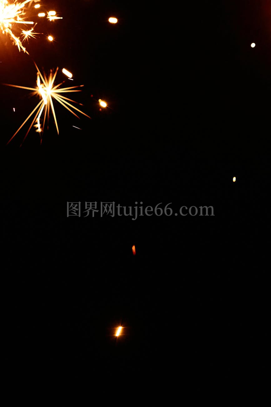 烟花映照夜空美图