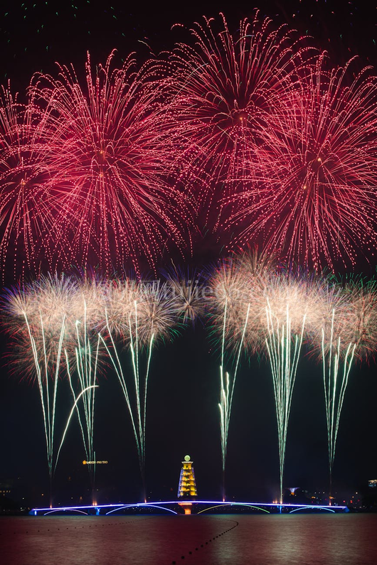 夜色璀璨水岸烟花