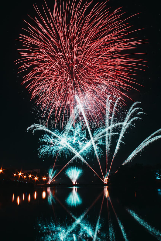 烟花映夜空湖面璀璨