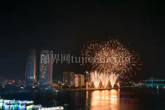 烟花映河城景美