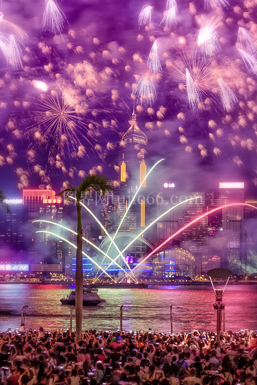 烟花映衬繁华城庆夜