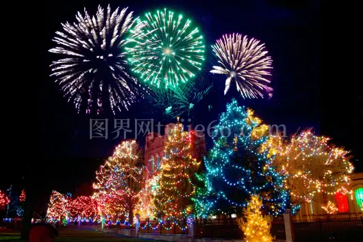 烟花照亮圣诞树夜空