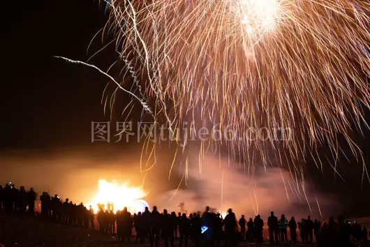 夜空烟花人群轮廓